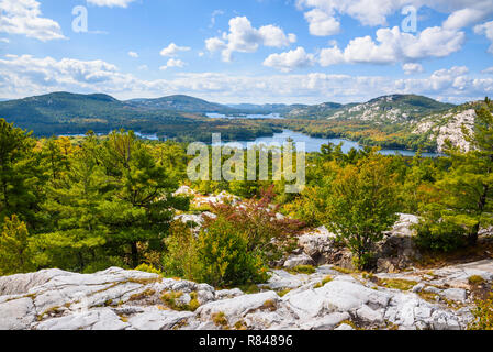 Vista dal crack, La Cloche Silhouette Trail, Killarney Provincial Park, Ontario, Canada Foto Stock