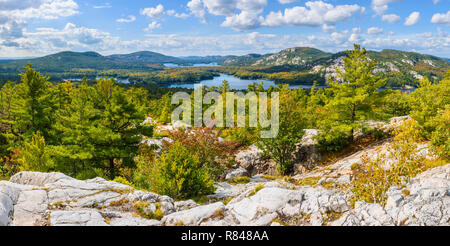 Vista dal crack, La Cloche Silhouette Trail, Killarney Provincial Park, Ontario, Canada Foto Stock