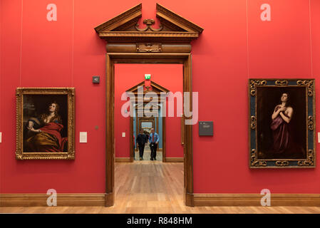 Irlanda, Dublino, National Gallery of Ireland, interni con opere d'arte e corridoio riassato Foto Stock