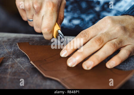 Maschio professionale skinner, pellicciaio lavora con Pelliccia di Visone pelle ad atelier, workshop. Moda e marocchineria concept Foto Stock