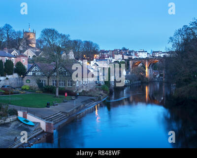 St Johns Chiesa e viadotto sul fiume Nidd accesa al crepuscolo Knaresborough North Yorkshire, Inghilterra Foto Stock