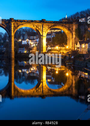 Il viadotto ferroviario sul fiume Nidd illuminati al crepuscolo Knaresborough North Yorkshire, Inghilterra Foto Stock