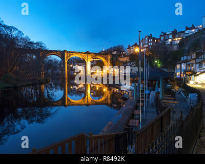 Il viadotto ferroviario sul fiume Nidd illuminati al crepuscolo Knaresborough North Yorkshire, Inghilterra Foto Stock