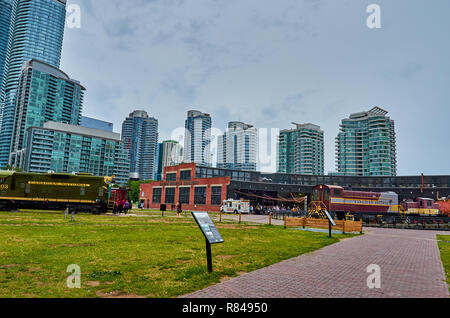 Il vecchio treno presso il National Rail Museum. Sul lato l'iscrizione della società nazionale canadese. Il museo è attraverso la CN tower Foto Stock