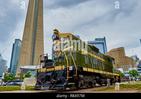 Il vecchio treno presso il National Rail Museum. Sul lato l'iscrizione della società nazionale canadese. Il museo è attraverso la CN Tower. Foto Stock