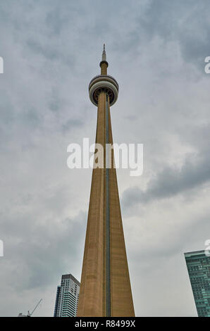 Toronto, Ontario, Canada - Giugno 2016: la CN Tower su un nuvoloso giorno di estate Foto Stock