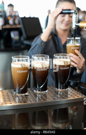 Irlanda, Dublino, Guinness Storehouse, Gravity Bar, birra alla barman. Foto Stock