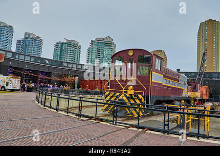 Il vecchio treno presso il National Rail Museum. Sul lato l'iscrizione della società nazionale canadese. Il museo è attraverso la CN Tower. Foto Stock