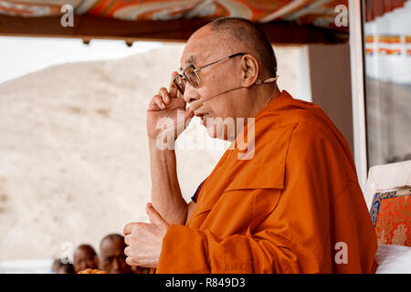 Sua Santità il XIV Dalai Lama dando un discorso durante la sua visita alla molla Dales scuola pubblica in Mulbekh, Ladakh, Jammu e Kashmir, India, Luglio Foto Stock