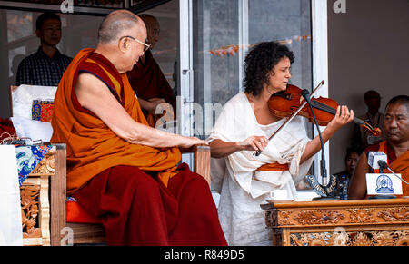 Sua Santità il XIV Dalai Lama dando un discorso durante la sua visita alla molla Dales scuola pubblica in Mulbekh, Ladakh, Jammu e Kashmir, India, Luglio Foto Stock