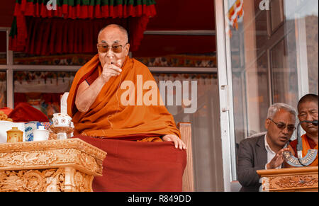 Sua Santità il XIV Dalai Lama dando un discorso durante la sua visita alla molla Dales scuola pubblica in Mulbekh, Ladakh, Jammu e Kashmir, India, Luglio Foto Stock