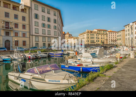 Edifici, canali e barche nel piccolo quartiere Venezia di Livorno, Toscana, Italia. Il quartiere di Venezia è il più affascinante e pittoresca di Foto Stock