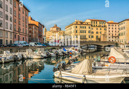 Edifici, canali e barche nel piccolo quartiere Venezia di Livorno, Toscana, Italia. Il quartiere di Venezia è il più affascinante e pittoresca di Foto Stock