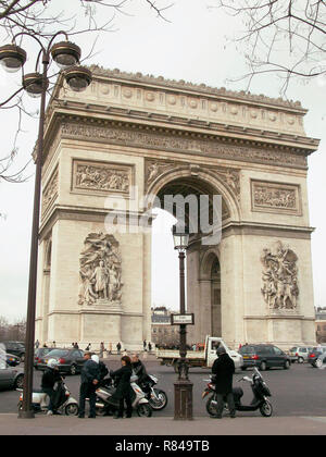 Polizia Stradale fermando scooteristi, Place Charles de Gaulle di Parigi, Francia, con l'Arc de Triomphe domina la scena Foto Stock