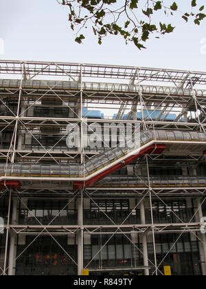 Close-up della facciata ovest del centro Pompidou, Beaubourg, Parigi, Francia, che mostra i passaggi pedonali esterni, escalator e servizi Foto Stock