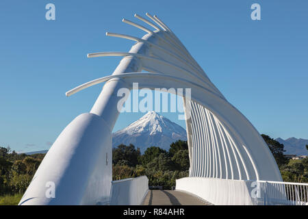 Mount Taranaki, Te Rewa Rewa Bridge, New Plymouth, Isola del nord, Nuova Zelanda Foto Stock