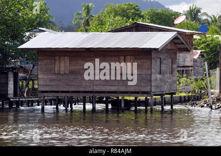 Una casa in legno su palafitte in acqua in Panama Foto Stock