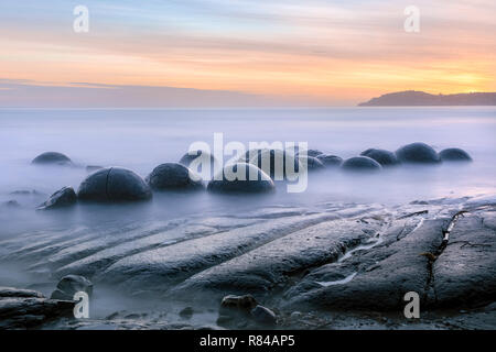 Moeraki Boulders, Koekohe Beach, Otago, Isola del Sud, Nuova Zelanda Foto Stock