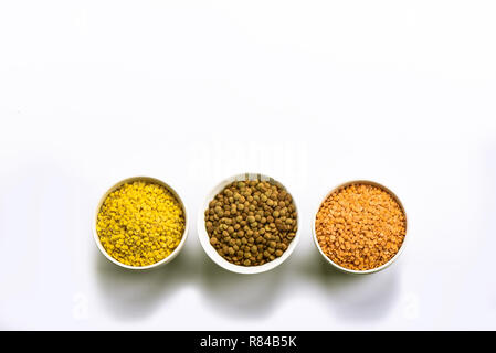 Le lenticchie sono la base di alta-proteina piatti Europei e Asiatici. Tre bocce. Copia dello spazio. Il design di confine Foto Stock