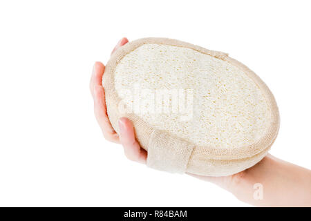 Mano azienda Loofah Spugna bagno isolato su sfondo bianco Foto Stock