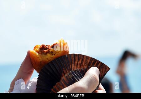 Arancino, tipico siciliano di cibo di strada fatta con riso Foto Stock