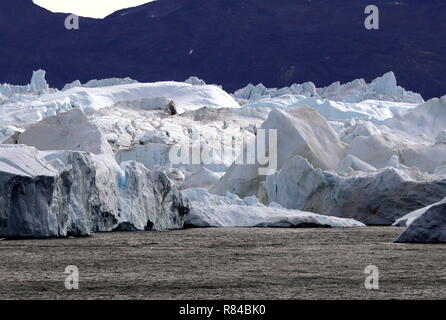 Grönland Disko Bucht: Eisberge stauen sich vor dem Driften in die Disko-Bucht an einer Unterwaserschwelle bei Ilulissat Foto Stock