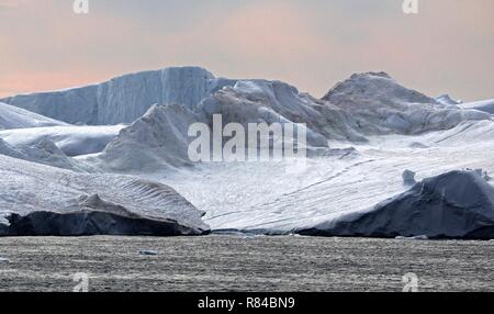 Grönland Disko Bucht: Ein sanfte Rampe"führt auf diese Eisberglandschaft. Foto Stock