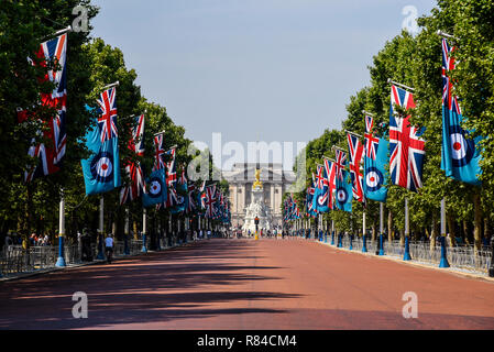 Il Mall guardando verso Buckingham Palace foderato con Royal Air Force ensign flag e union jack flag per celebrare il centenario della RAF Foto Stock