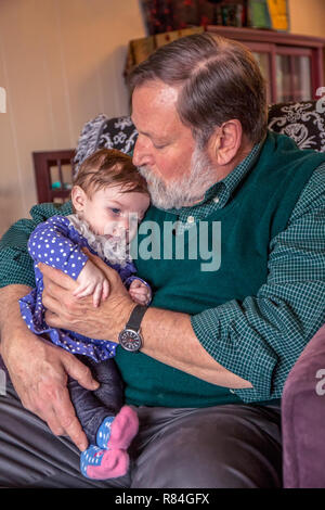 Nonno teneramente tenendo la sua tre mese vecchio nipote. (MR) Foto Stock