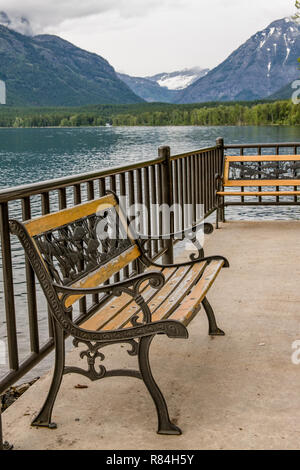 Vista dalla barca ormeggiata a ridosso del lago McDonald Lodge, Lago McDonald, Montana, USA Foto Stock