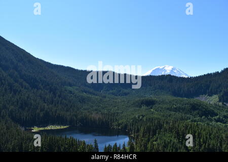 Foto escursionistiche Addiitional da Bearhead Trail / vista di mt rainier. Foto Stock