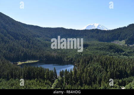 Foto escursionistiche Addiitional da Bearhead Trail / vista di mt rainier. Foto Stock