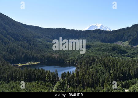 Foto escursionistiche Addiitional da Bearhead Trail / vista di mt rainier. Foto Stock