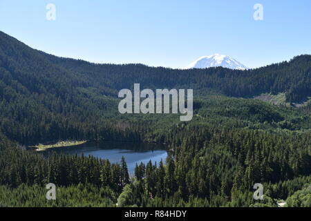 Foto escursionistiche Addiitional da Bearhead Trail / vista di mt rainier. Foto Stock