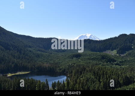 Foto escursionistiche Addiitional da Bearhead Trail / vista di mt rainier. Foto Stock