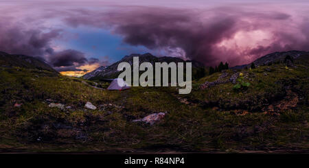 Visualizzazione panoramica a 360 gradi di Panorama tenda in montagna su uno sfondo di nuvole viola al tramonto.