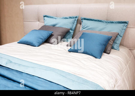 Di lusso stile moderno camera da letto in rosa e toni blu, interni di un hotel bedroom Foto Stock
