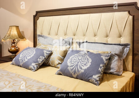 Stile contemporaneo e camera da letto con letti di pattern, elegante ciondolo  lampada decorativa e finitura parete Foto stock - Alamy