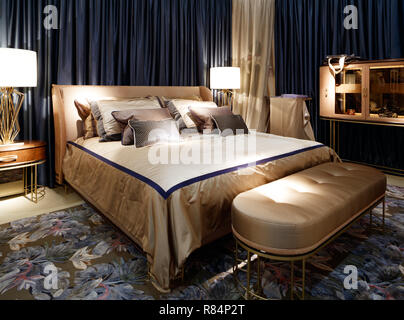 Tappeto bianco e letto king size con lenzuola grigio nella spaziosa e  luminosa camera da letto con poster scuro Foto stock - Alamy