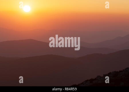 Strati della silhouette delle colline durante l'alba nel Parco Nazionale di Risnjak, Croazia Foto Stock