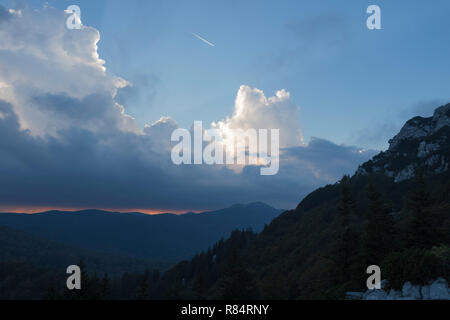 Le nuvole e la pioggia sul Parco Nazionale di Risnjak, Croazia Foto Stock