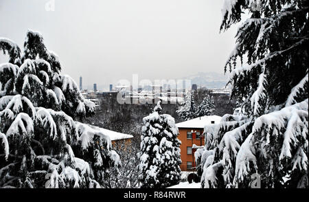 La città di Bologna sotto la neve Foto Stock