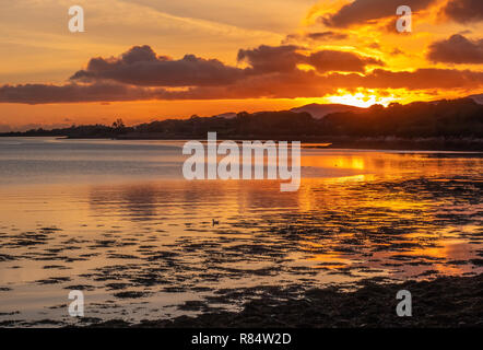 Bellissimo tramonto sulla baia di Kenmare dal porto dell'affascinante piccola cittadina di Kenmare (il piccolo nido), sull'anello di Kerry e l'anello di B Foto Stock