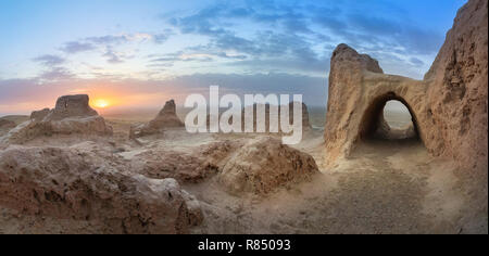 Vista panoramica di abbandono dei resti dell antica fortezza Khorezm Ayaz Kala nel deserto Kyzylkum, Uzbekistan Foto Stock