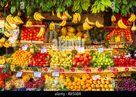 La vendita di frutta e verdura per le strade di Istanbul. Istanbul, Turchia - 12 novembre 2018. Foto Stock