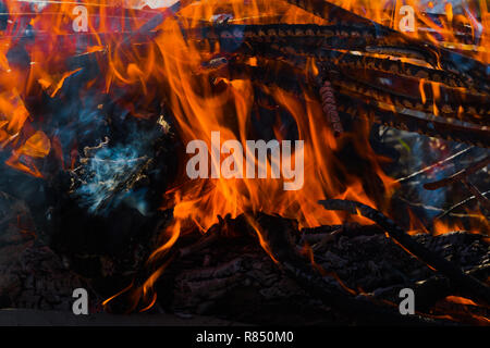 La combustione di legna da ardere. Incendio con sfondo rosso fiamma Foto Stock