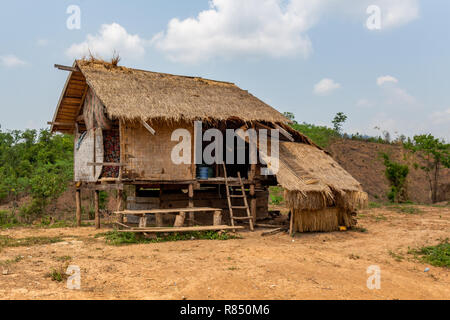 Thakhek, Laos - Aprile 20, 2018: Bamboo House in una remota zona rurale circondata da verde in Laos Foto Stock