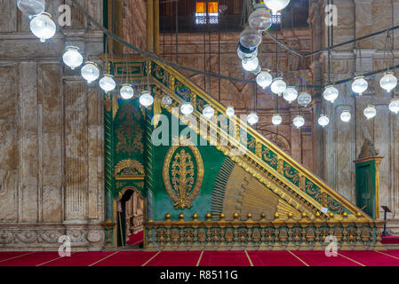 Decorate alabastro (marmo) parete verde con piattaforma di legno (Minbar) presso la grande moschea di Muhammad Ali Pasha (Moschea di alabastro), Cairo Foto Stock