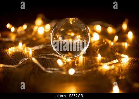 Palla di vetro con le luci fairy Foto Stock