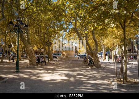 Piccolo parco presso la piazza centrale di Saint Tropez Foto Stock